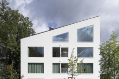 První z domů je Cecílie s pultovou střechou, pod níž jsou velká okna mezonetových bytů