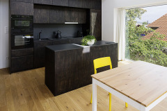 Z oken jsou výhledy do blízké zeleně i nakopce kolem Řevnic