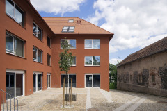 V horní části nové ulice vznikla vydlážděná piazzetta