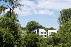 Stavební pozemek se nachází v sousedství náměstí, přesto je příjemně zarostlý –dříve tu byly zahrady