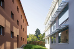 Okna k jihu jsou většinou menší, nebo je chrání slunolamy