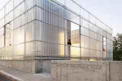 Netradiční povrch dům sjednocuje a zároveň tvoří hranici mezi vnitřním a vnějším světem, propůjčuje si zrcadlící se nebe a vytváří vlastní obrazy