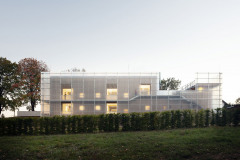 Přes membránu fasády se propisují kontury vnitřního života školky