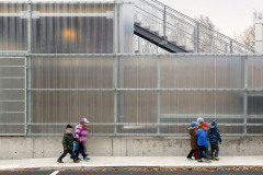 Fasádu z hladkého sklolaminátu vynáší dřevěný rošt