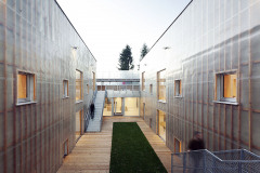 Vnitřní atrium mezi základními objemy stavby