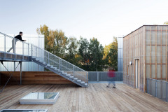 Terasy jsou z drážkovaných prken ze sibiřského modřínu, ochozy z pororoštu