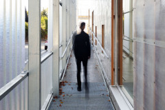 Celý objekt dále objímá ocelová konstrukce s pochozími rošty a druhou vrstvou z laminátu trapézového