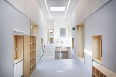 V interiéru se střídají různě vysoká patra