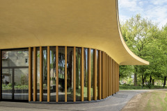 S deskami AQUAPANEL CEMENT BOARD SKYLITE jsou podhledy v exteriéru chráněny před nepříznivými vlivy počasí