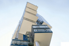 Perfektní k podbití střech, říms a podhledů exteriérů pro budovy do výšky až 25 m