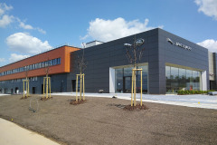 Pro fasádu reprezentativního části autosalonu autoři zvolili velké prosklené plochy v kombinaci s panely Kingspan. Součástí realizace byly plochy parkovišť a samostatné řešení hospodaření s povrchovou vodou, která se shromažďuje v retenčních nádržích a poldrech