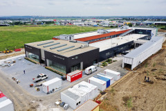 Hlavní budova má obdélníkový půdorys, na ni navazuje technické zázemí. Velmi složité bylo implementovat do stavby speciální servisní technologie, které se zčásti musely do objektu integrovat v každé fázi procesu