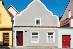 Průčelí do ulice – vstupní dveře jsou nahrazeny replikou ve zjednodušené podobě, okna byla repasována