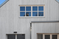 Část domu obrácená do dvora má novou provětrávanou fasádu s velkými okny