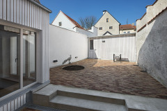 Dvorek byl vydlážděn odřezky z cihel, v jeho zadní části je nová kůlna s dílnou