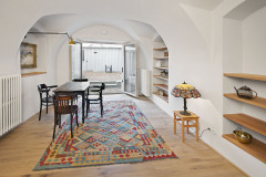 Pokoj s valenou klenbou se novým francouzským oknem otevírá do dvora