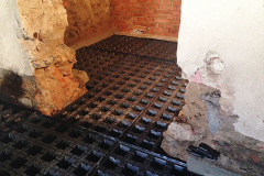 Pod nopovou fólií ústí otvory pro přívod a odvod vzduchu. Nopy byly vylité řidším betonem