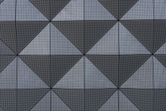 Profilace kazet má tvar jehlanu o čtyřech stěnách, umožňuje tak odraz hluku různými směry