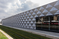 Důležitá byla preciznost provedení fasády a portálů, v realizační dokumentaci se dlouho vyvíjel detail styku čtyř kazet v úžlabí a osmi kazet ve vrcholu prolamované fasády. Každá z kazet je přitom natočena v jiném směru.