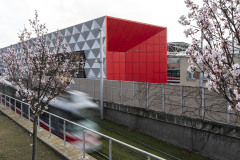 Stavba má 117 metrů dlouhou fasádu do jedné z nejkrásnějších brněnských ulic. Měla mít nejen vysoký estetický standard, ale také minimalizovat hluk projíždějících tramvají. Má proto členitou fasádu z perforovaného plechu.