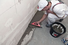 Lokální (i případně celoplošné) vyrovnání podkladu pomocí vyrovnávací hmoty Baumit Baumacol Preciso, v tloušťce od 2 do 30 mm. Pokud potřebujete zrychlit pracovní postupy, použijte Baumit Baumacol Preciso Speed.