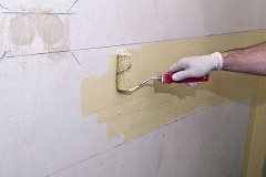 Následuje celoplošný hydroizolační nátěr Baumit Baumacol Proof, nanášený pomocí válečku či štětky.