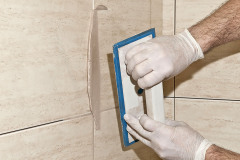 Po technologické přestávce min. 24 hod. je možné začít spárovat obklady a dlažby spárovací hmotou Baumit Baumacol PremiumFuge. Do spár se nanáší gumovou stěrkou, popř. spárovacím hladítkem úhlopříčně k jejich směru.