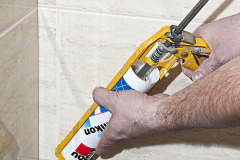 Veškeré namáhané spoje (např. styk podlah a stěn, dilatační spáry) se vyplní pružným silikonovým tmelem Baumit Baumacol Silikon. Před aplikací tmelu je doporučeno do spáry vložit těsnicí provazec, který zajistí pnutí hmoty ve spáře v jednom směru a zajišťuje tím dlouhodobou životnost spárovacího tmelu.