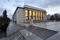 Divadlo má v průčelí předložené pilíře, mezi nimi jsou nad vstupy umístěny balkony s tepaným zábradlím od Evy Zoubkové-Klementové a Olbrama Zoubka