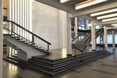 Vstupní a společenské prostory jsou rozloženy do tří podlaží propojených halou a dvěma jednoramennými schodišti