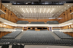 Hlediště je koncipováno ve formě stupňovitého amfiteátru