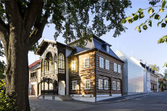 Palackého náměstí nese atmosféru rozmachu Nového Boru v 19. století. Architektonický návrh vycházel z tvaru a proporcí obou historických staveb, novostavba se skleněnou fasádou abstrahuje podstávkový sklářský dům