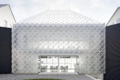 Na míru vyvinuté skleněné tvarovky vycházejí z formátu a kladení břidlicových desek užívaných na štítech a střechách v regionu