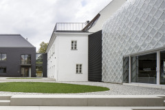 Skleněný dům slouží jako jednací a výstavní prostor, prodejna a vzorkovna, černý dům jako sklářská dílna. Jeho střecha i plášť jsou z vláknocementových šablon