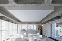 Skleněný dům slouží jako jednací a výstavní prostor, prodejna a vzorkovna