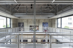 Otevřený prostor černého domu má výšku přes 13 m