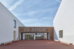 Škola je členěna na dílčí stavební hmoty, které se měřítkem co nejvíce přibližují domům v okolí