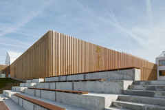 Fasáda objektu pro tělocvičny a jídelnu je z výrazně profilovaných dřevěných lamel