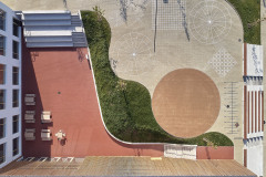 Místo pro setkávání poskytuje také terasa s pobytovým schodištěm, která zároveň rozšiřuje prostor učeben