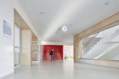 Interiéry tvoří volně plynoucí prostor, který vytváří přirozeně ohraničené zóny s rozdílnou mírou intimity podle plánovaného využití