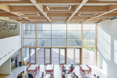 Dvoupodlažní multifunkční jídelna v centrálním objektu, volně navazující na vstupní foyer