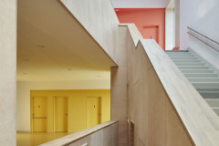 Pro celkový charakter interiéru byla důležitá práce se dřevem. Použito bylo jako konstrukční materiál nad vstupním vestibulem a jídelnou, na obkladech stěn, nábytkových vestavbách a na parapetech.