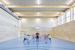 Mimoškolní využití nabízí i tělocvičny, venkovní sportoviště a školní knihovna