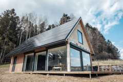 V těchto týdnech se stavba dokončuje. Jediným zdrojem elektřiny tu bude fotovoltaická elektrárna doplněná bateriovým úložištěm s kapacitou 20 kWh. Fotovoltaické panely jsou zabudované v celé ploše jižní části sedlové střechy