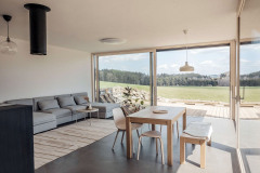 Interiéry už jsou hotové a zdá se, že bydlení v domě bude velmi příjemné. Celková tepelná ztráta domu bude asi 6,5 kW