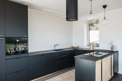 Interiéry už jsou hotové a zdá se, že bydlení v domě bude velmi příjemné. Celková tepelná ztráta domu bude asi 6,5 kW