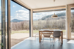 Interiéry už jsou hotové a zdá se, že bydlení v domě bude velmi příjemné. Celková tepelná ztráta domu bude asi 6,5 kW