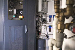 Energetický systém stavby je otevřené hardware řešení, které by měl umět zvládnout místní elektrikář. Použily se tu běžně dostupné komponenty