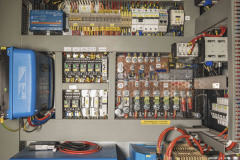 Energetický systém stavby je otevřené hardware řešení, které by měl umět zvládnout místní elektrikář. Použily se tu běžně dostupné komponenty