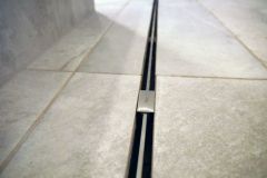 Liniové odvodnění wellness centra pomocí žlábků Viega Advantix